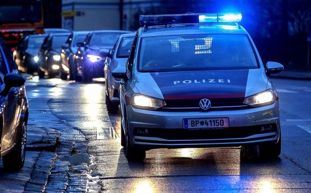 Un român oprea mașini în Linz și întreba șoferii dacă n-au să-i dea droguri. Polițiștii l-au calmat abia după ce l-au atacat cu spray cu piper