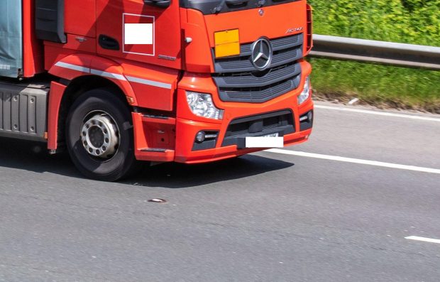 Doi șoferi români de TIR, colegi de cabină pe un Mercedes roșu, vor merge împreună și la închisoare, în Belgia, unde au fost condamnați la 14 luni după gratii