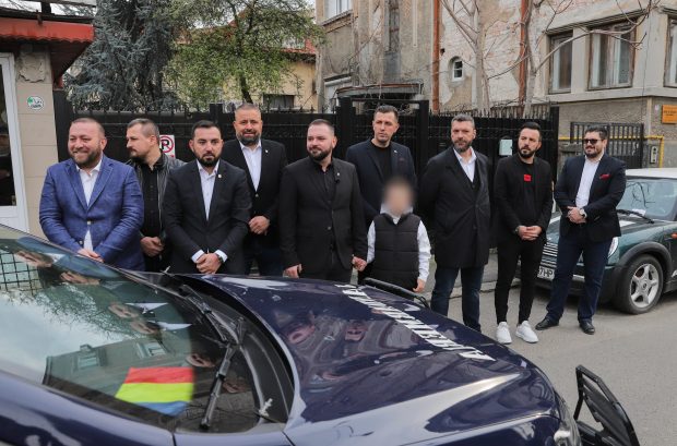 Cine sunt cei nouă bărbați în sacou ieșiți să întâmpine procesiunea de Florii? Legăturile lor cu Piedone junior și Primăria Sectorului 5