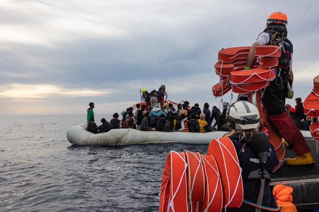 92 de migranți înghesuiți într-o o barcă pneumatică în derivă, salvați în ultimul moment, în vestul coastelor Libiei