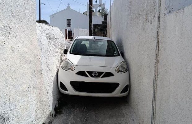 Un turist a blocat mașina închiriată pe o stradă îngustă din insula Santorini, în Grecia: „Anul ăsta au început devreme”