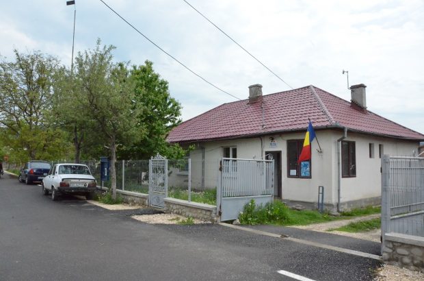 Un bărbat din Argeș a sunat la 112 și a spus că soția îl înșeală cu șeful de post, în sediul Poliției, unde i-a filmat. Au fost chemați mascații
