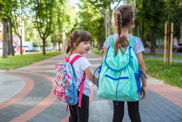 Cum poate ajuta terapia fizică la tratarea și prevenirea scoliozei la copii