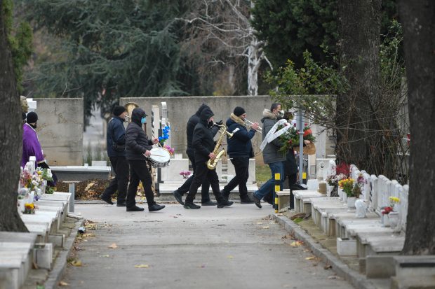 Parastasul, ca un banchet. Felul în care ne tratăm morții spune totul despre societatea noastră