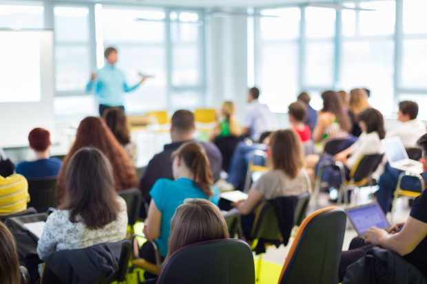 Locurile de muncă cel mai puțin amenințate de inteligența artificială și ce salarii se oferă pentru ele în România