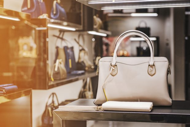 De ce merită să investești într-o geantă de lux și de unde să o cumperi