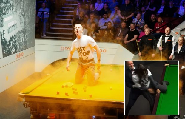 Arbitrul unui meci de snooker de la Campionatul Mondial a oprit o femeie să se lipească de masa de joc. Un protestatar a urcat pe altă masă și a făcut-o portocalie