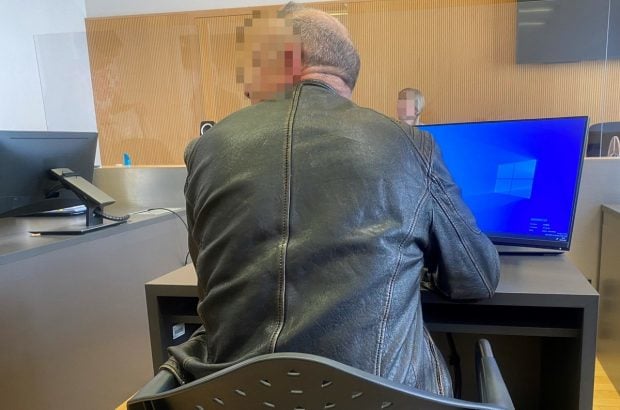 Un șofer român de TIR din Austria și-a lovit soția până i-a rupt mâna, apoi a bătut-o și în spital. Femeia îi cere judecătorului să-l lase să se întoarcă acasă