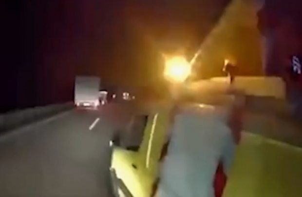 O șoferiță de TIR furioasă a filmat când intră cu camionul într-un vehicul de escortă al unui transport agabaritic care o șicana, pe o autostradă din Germania