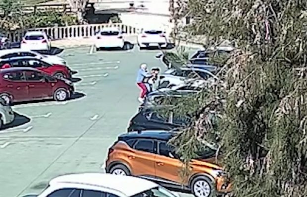 Româncă filmată când tâlhărește violent un bătrân, ziua-n amiaza mare, într-o parcare dintr-un orășel spaniol | VIDEO