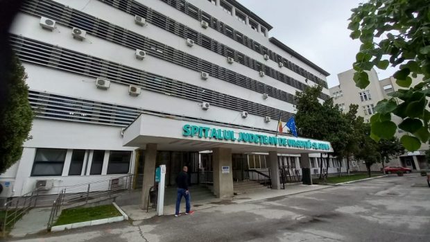 Un doctor de la Spitalul Județean Slatina a fost prins când lua mită pentru o operație, în a doua zi de Crăciun, și e în arest la domiciliu