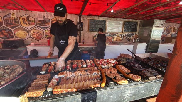 Evenimente gastronomice de 1 Mai în București: mici de un metru în parcul IOR și festin culinar în Parcul Național
