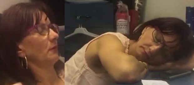 Fănușa Popescu, șef serviciu la Teatrul Elvira Godeanu din Târgu Jiu, filmată în timp ce dormea la birou | VIDEO