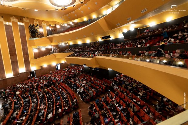 Controversa „shaorma la teatru”. Ce spune eticheta și de ce putem mânca la cinema, dar nu și în sala de spectacol. „Trebuie să respectăm actul artistic”