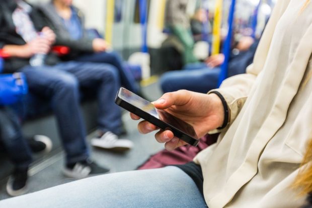 “Luxul zilelor noastre ar fi să ne aruncăm telefoanele mobile în mare”