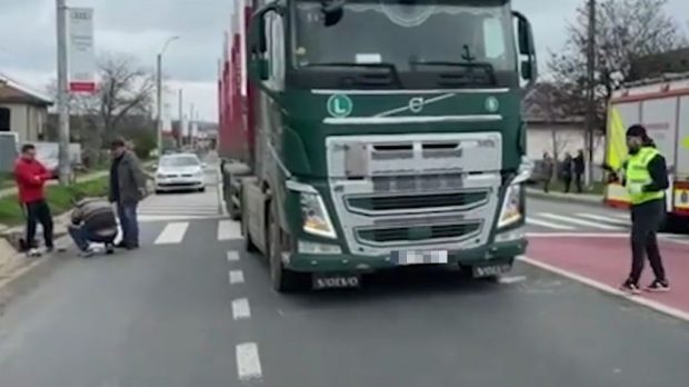 Doi copii şi tatăl lor, spulberaţi de TIR pe o trecere de pietoni din Leţcani. Unul dintre minori a murit