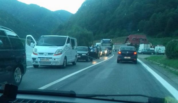 Traficul pe centura Călimăneşti, reluat după două zile. Circulaţia a fost oprită din cauza căderilor de pietre de pe versanţi