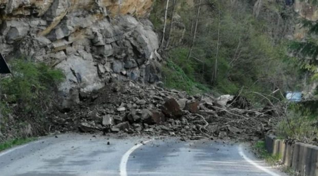 Căderi de pietre pe Transalpina. Traficul este blocat în zona Tău Bistriţa. CNAIR: Vom monta plase până la sfârşitul anului