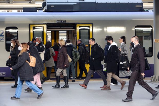 Trenurile grecești circulă din nou între Atena și Salonic la cinci săptămâni de la tragedia feroviară în care 57 de oameni au murit