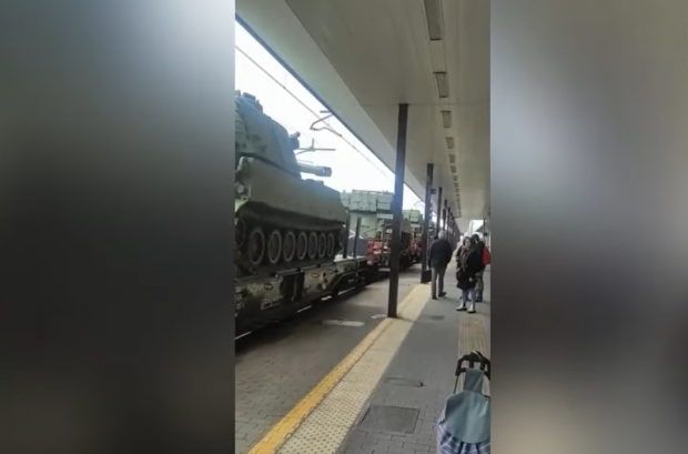 Convoi feroviar cu tancuri pentru Ucraina trece prin Udine – VIDEO