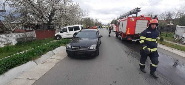 O fetiță de 10 ani a murit, după ce a fost lovită de o mașină pe un drum județean din Vâlcea