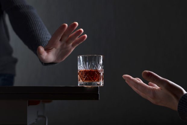 Este mai sănătos să bei puțin decât să nu bei deloc? Ce spun trei cercetători și un nutriționist 