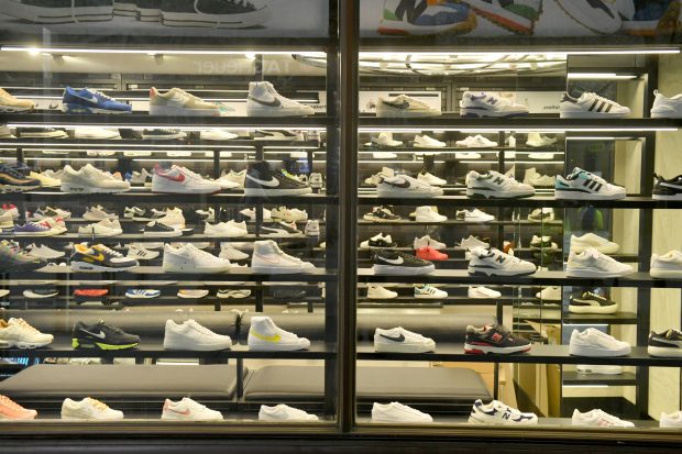 O bandă de hoţi a furat dintr-un magazin sute de adidași doar pentru piciorul drept. Poliția îi caută