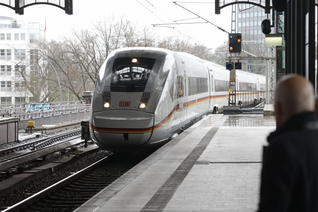 Accident feroviar în Germania. Două persoane au murit după ce un tren a intrat într-un grup de muncitori