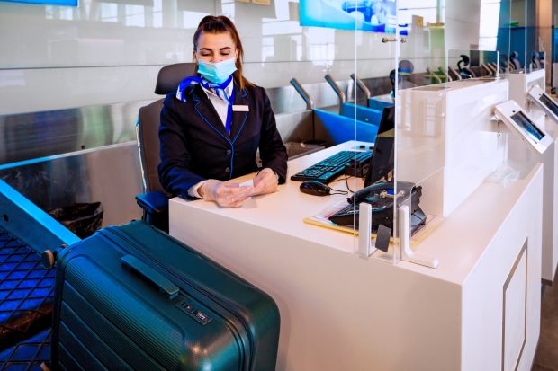 Un video de 24 de secunde îți arată ce se întâmplă cu adevărat cu valiza ta după ce ai predat-o la check-in. Un bărbat a montat o mini-cameră de filmat pe bagajul său