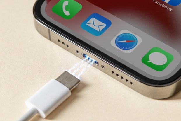 Avertisment pentru utilizatorii de iPhone, după actualizarea cu noua versiune de software: Avem probleme mari cu bateria!