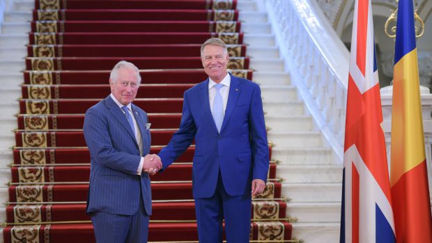 Klaus Iohannis se află la Londra, împreună cu soția sa, unde va participa la încoronarea regelui Charles. Ce fotografie au publicat cei doi