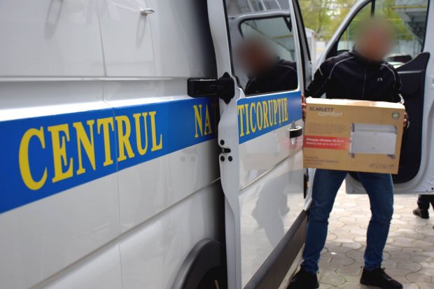 Doi angajați ai Primăriei Chișinău au fost reținuți după ce au furat alimente, obiecte de igienă și electrocasnice destinate refugiaților ucraineni