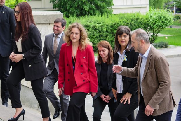 Șefa Parchetului European, Laura Codruţa Kövesi, s-a întâlnit cu studenții bucureșteni. Nu a vrut presă în sală. ”Sunt convinsă că noi, cei care ne dorim o țară curată, suntem mulți. Haideți să nu ne plângem, haideți să luptăm!”