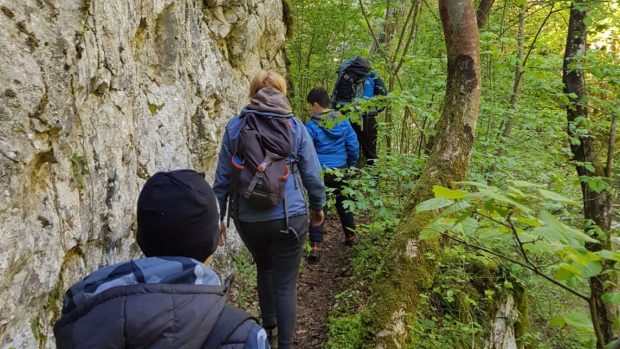 5 adulți cu cinci copii, recuperați de jandarmi, după ce s-au rătăcit în Cheile Carașului și au dormit în pădure