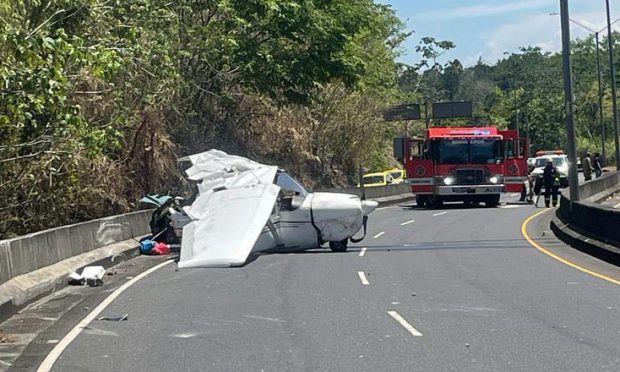 Un avion Cessna s-a prăbușit pe o autostradă din Panama. Cei patru oameni aflați la bord au scăpat teferi