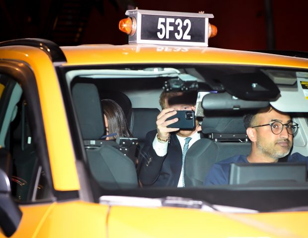 Prințul Harry și Meghan spun că au fost urmăriți de paparazzi mai bine de două ore, într-o „cursă aproape catastrofală”