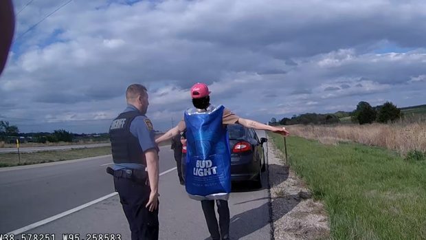 Polițiștii au oprit o mașină care rula haotic, șoferul care a coborât era îmbrăcat într-o cutie de bere, în SUA. Ce explicație a dat