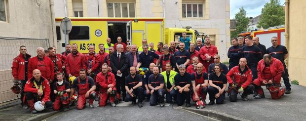 50 de pompieri, jandarmi și medici au reușit să scoată din casă o femeie de 391 de kilograme și să o ducă la spital, în Franța. Salvatorii au dărâmat pereții