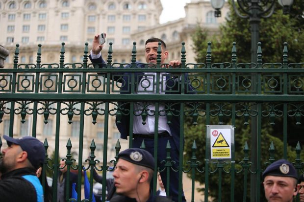 Manifestație AUR în fața Parlamentului. George Simion: „Suntem aici pentru a protesta față de legile antinaționale”