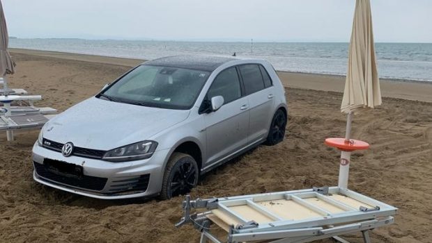 „Am greșit drumul”. Un șofer român a rămas blocat cu mașina pe o plajă din Italia