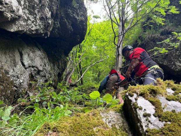 Doi turiști olandezi blocaţi de luni seară pe un versant abrupt din Făgăraş, recuperaţi cu elicopterul