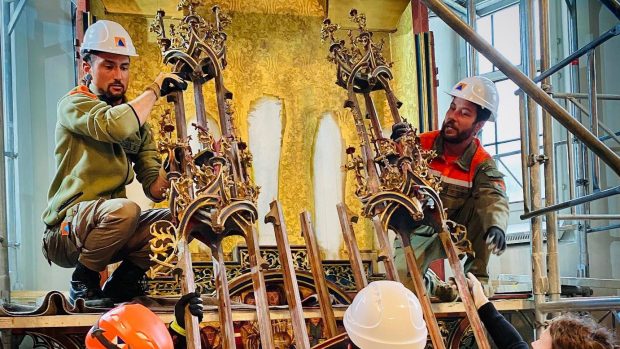 Altar vechi de 500 de ani, demontat bucată cu bucată, în trei zile, și mutat din biserica din Brienz, satul elvețian în pericol să fie înghițit de o alunecare de teren