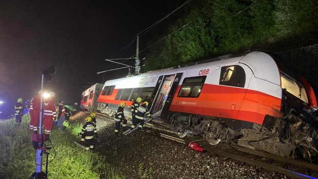 Un tren a deraiat în Austria, după o alunecare de teren. Mecanicul a fost rănit