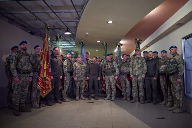 Volodimir Zelenski a mers în prima linie pentru a-i felicita pe militari. „Slavă tuturor celor care apără Ucraina!”