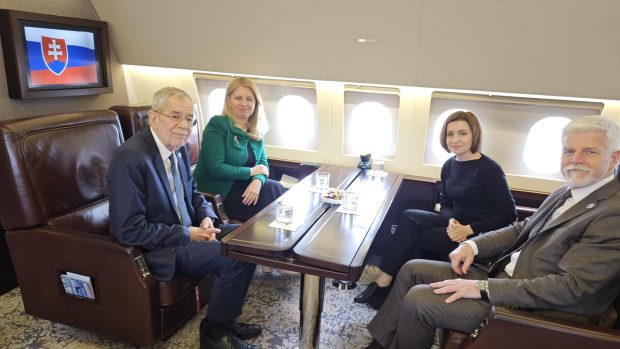 Patru președinți într-un avion. Poza postată de președinta Slovaciei, la întoarcerea de la summit-ul din Islanda