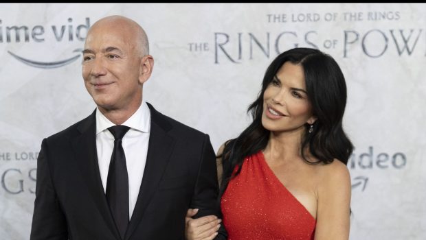 Jeff Bezos s-a logodit cu Lauren Sanchez. Cei doi au ajuns la Cannes, la festivalul de film, cu iahtul de 500 de milioane de dolari al miliardarului