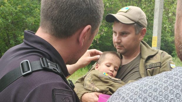 „O minune că a supraviețuit”. Violeta, o fetiță de 2 ani, găsită după cinci zile de căutări, într-o pădure de lângă Harkov