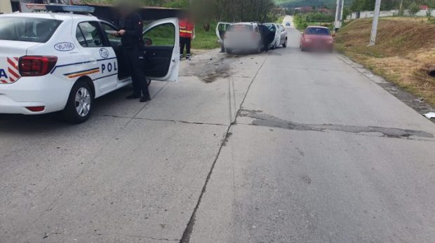 O ambulanță cu trei pacienți s-a lovit de o mașină în care se afla o gravidă, în Vâlcea. Cinci persoane au fost transportate la spital