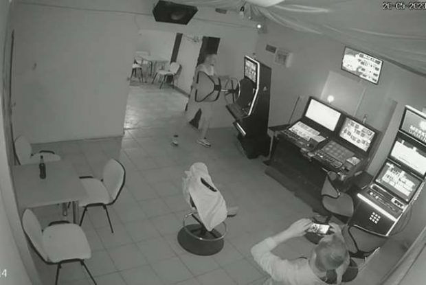 Un bărbat din Timiș a spart aparatele de jocuri de noroc cu un scaun, din răzbunare. Momentul, surprins de camerele de supraveghere