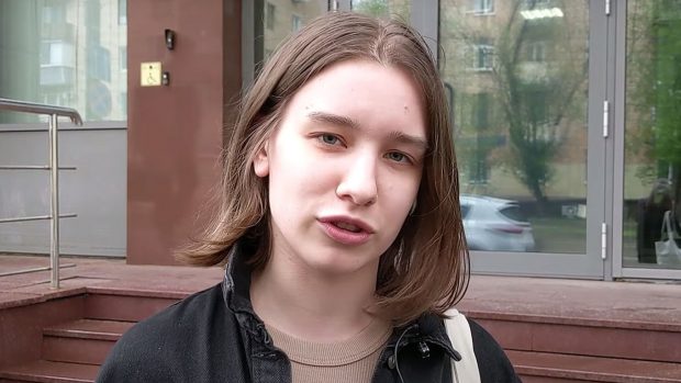 „Voi continua să fac torturi cu mesaje antirăzboi, chiar dacă risc închisoarea”. Anastasia Cernîșeva a fost deja amendată pentru „discreditarea” armatei ruse